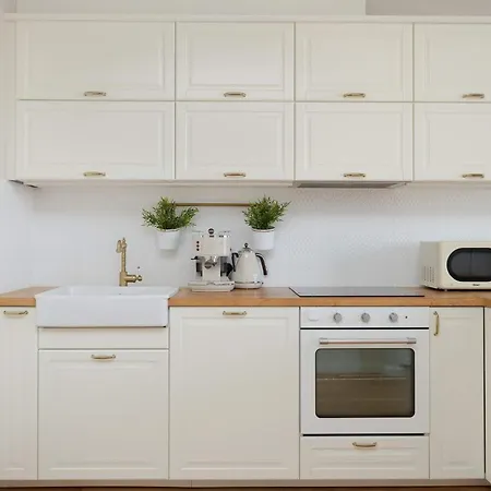 Bright With 2 Bedrooms And Air Conditioning By Renters Appartement Warschau
