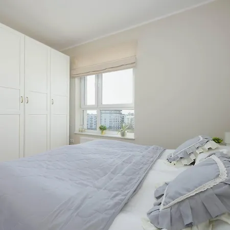 Bright With 2 Bedrooms And Air Conditioning By Renters Appartement