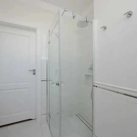Bright With 2 Bedrooms And Air Conditioning By Renters *