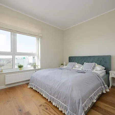Bright With 2 Bedrooms And Air Conditioning By Renters Apartment Warschau