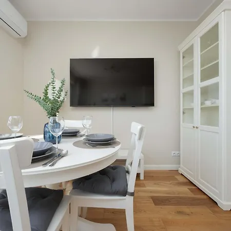 Bright With 2 Bedrooms And Air Conditioning By Renters * Warschau